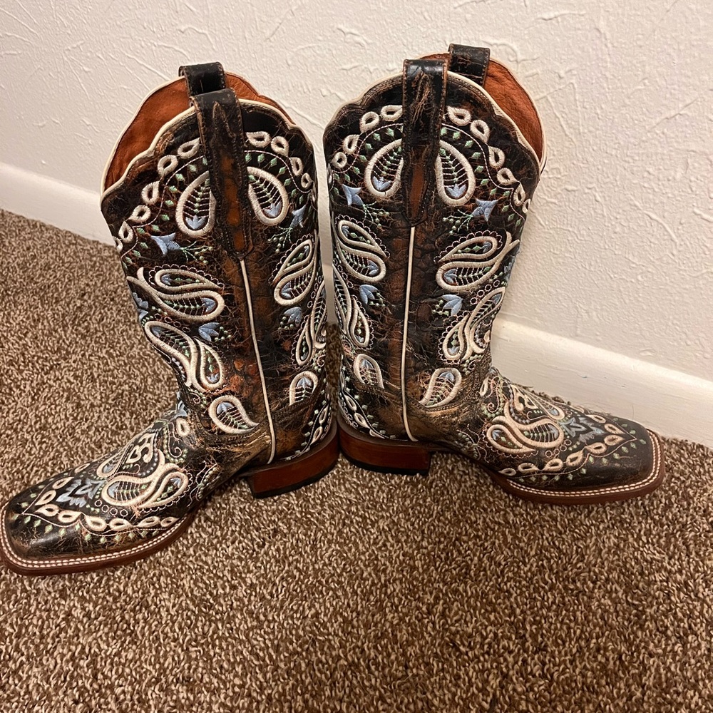 Women’s Dan post boots. Brown with blue and cream paisley embroidery. Tight 7.5